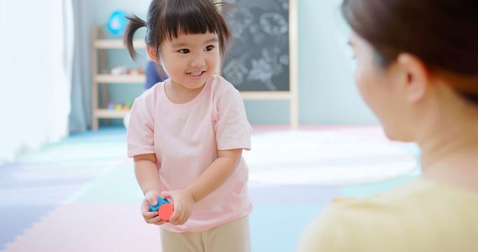 子供と遊ぶ母親