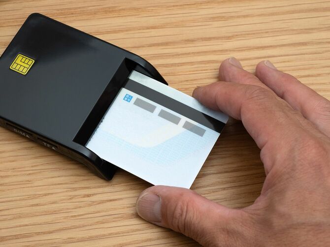 マイナンバーカードを搭載したICカードリーダー