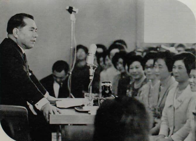 池田大作と創価学会婦人部（現・女性部）。岐阜県岐阜市にて