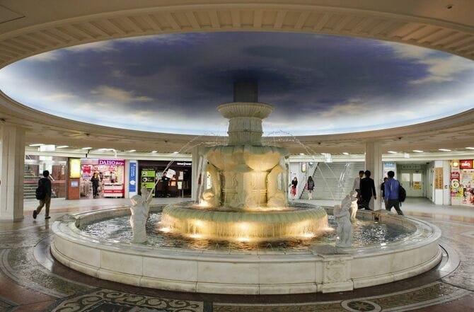 大阪・梅田の地下街「ホワイティうめだ」の「泉の広場」=2014年5月20日、大阪市北区