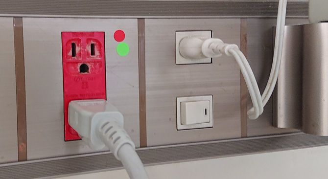 写真左から順に「医療費電源端末（停電バックアップあり）」「一般端末」