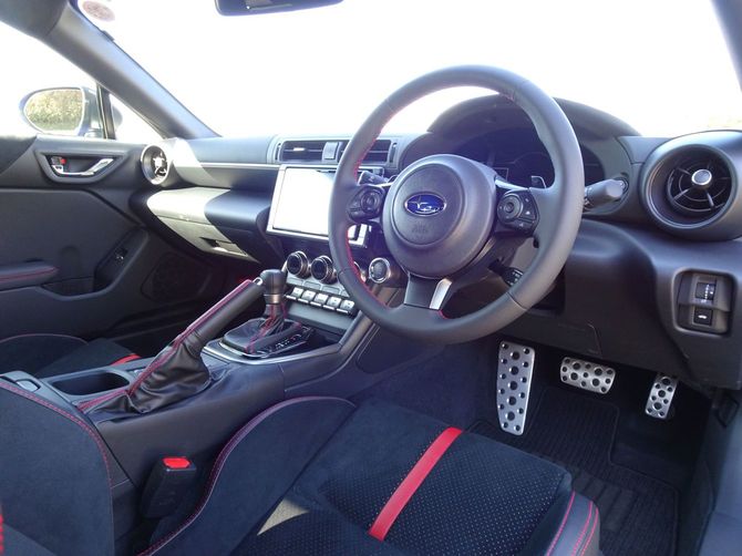 BRZ（6速AT）の運転席の様子