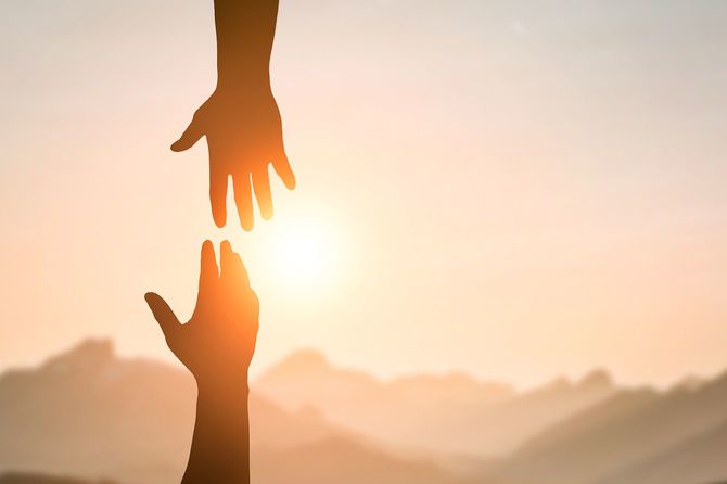 手と手を取り合おうとするイメージ