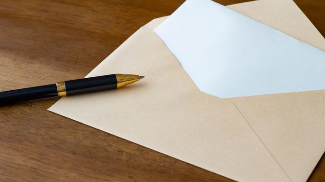 封筒とボールペン