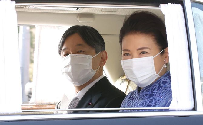 天皇誕生日の祝賀行事のため、皇居に入られる天皇、皇后両陛下＝2021年2月23日、皇居・半蔵門［代表撮影］