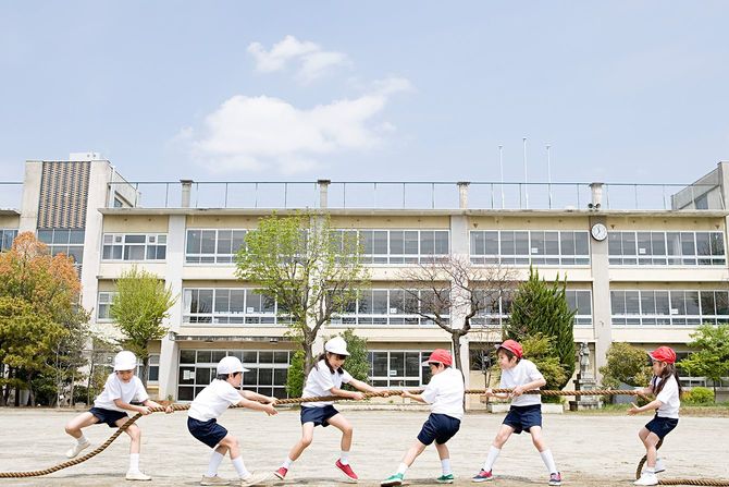 校庭で綱引き