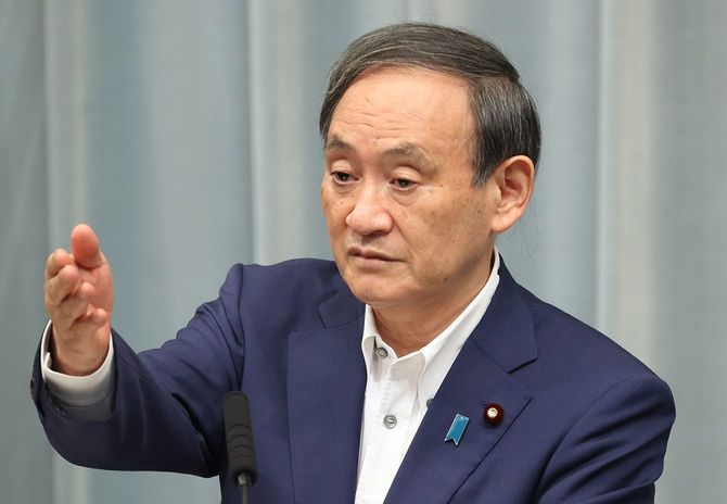 記者会見する菅義偉官房長官=2020年9月1日、首相官邸
