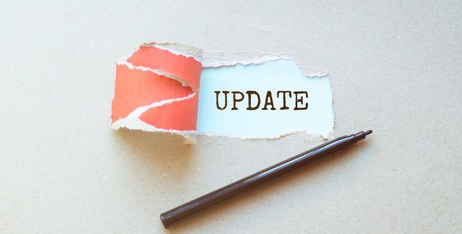 紙が破けた部分から見える「UPDATE」の文字