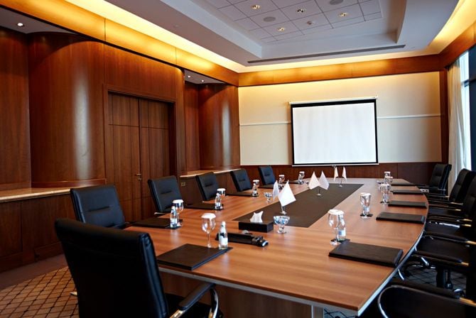 肘掛け付き椅子が並ぶ豪華な会議室