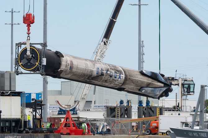 クレーンで持ち上げられているSpaceXのロケット