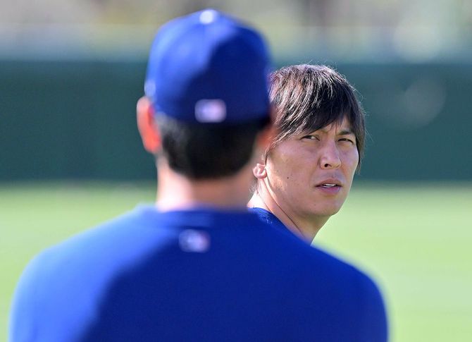 練習の合間にドジャースの大谷翔平(手前)と言葉を交わす水原一平通訳=2024年3月3日、アメリカ・アリゾナ州グレンデール