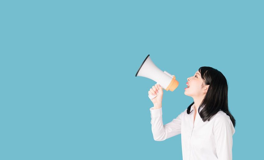 拡声器を使う女性