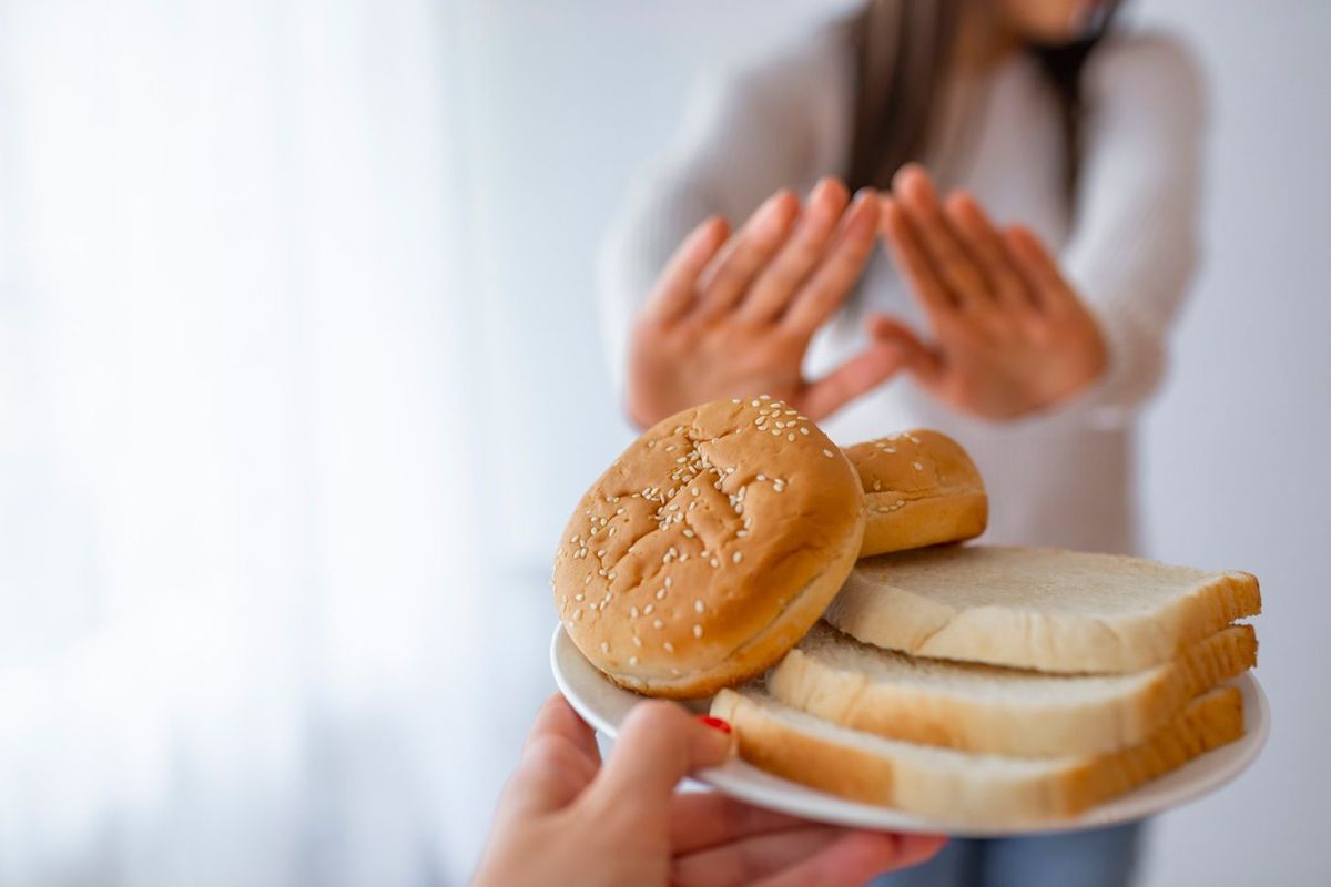 パンを食べることを拒否する女性