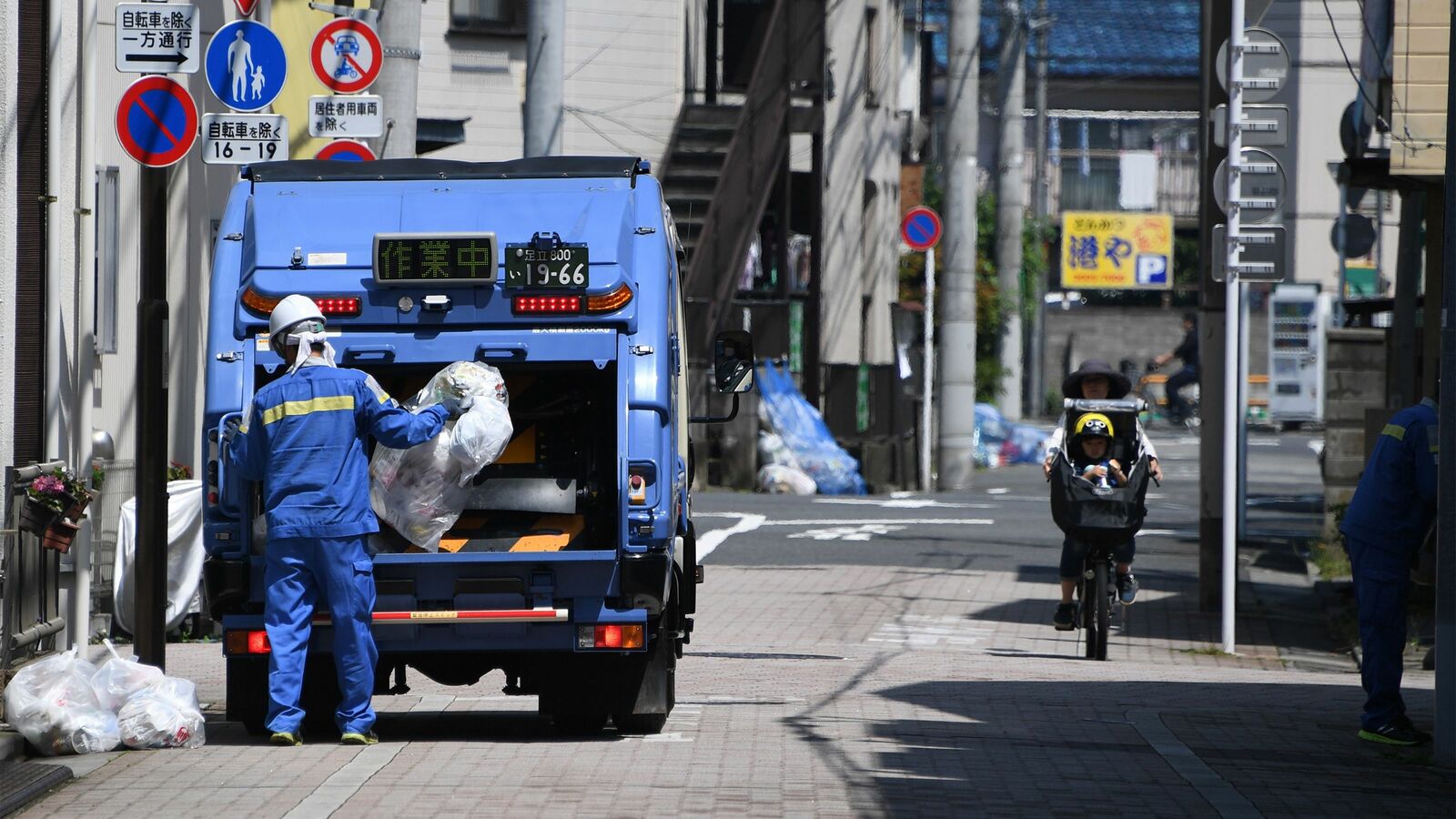 ゴミ処理から介護､除雪まで､今ある生活サービスが崩壊する…｢人手不足1100万人｣の日本が直面する衝撃の未来 生活で精いっぱいで仕事どころではない時代へ