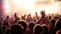 ｢指の骨が砕けるほどの拍手で歓迎｣入会者を2日間で洗脳する巨大イベントのヤバい光景