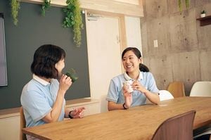 ゆっくり1時間休めるカフェ風の休憩室。仮眠を取る保育士も。