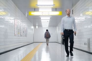 8番出口　アクリルスタンド　迷う男　歩く男　二宮和也　河内大和 完売】映画 8番出口 アクリルスタンド（迷う男バージョン） 二宮