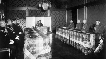 戦時中の文化資料】昭和天皇家の御写真(額装あり) ようこそ！正門より