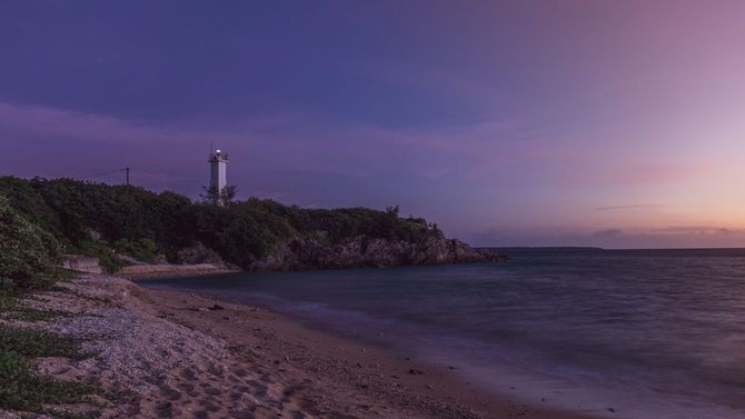 夕暮れ時の沖縄県石垣島の観音崎灯台