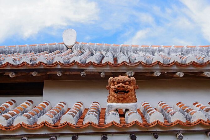 沖縄の屋根のシーサー