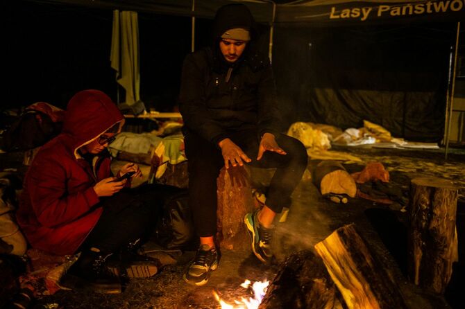 焚火をして暖を取るウクライナからの避難民。ポーランド、フレベンネにて