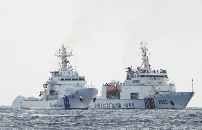 激しくせめぎ合う中国海警局船と海上保安庁の巡視船