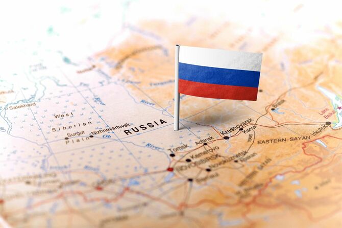 地図に固定されたロシアのミニチュア旗