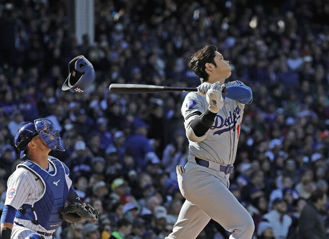 カブス戦の3回、中飛に倒れ、ヘルメットを飛ばすドジャース・大谷＝2024年4月6日、シカゴ（共同）