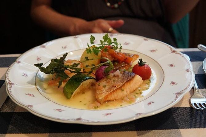 メインディッシュに魚貝3品のソテーを選んだプリフィクスコースのフレンチディナーが税込みで3,000円以下