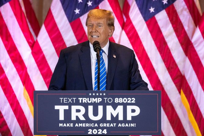 共和党大統領候補予備戦の山場「スーパー・チューズデー」の夜、フロリダ州のマール・ア・ラーゴで開かれた支持者集会で演説するトランプ元大統領