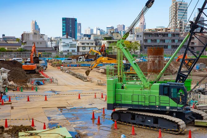 建設中の産業用クレーン