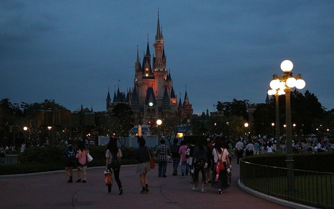 ライトアップされた夜の東京ディズニーランド園内＝2014年9月4日、千葉県浦安市