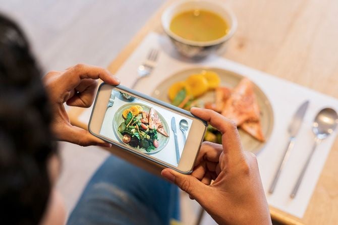 朝食の写真をスマホで撮る
