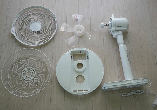 箱から出した状態。ニトリの製品は部品が少ないので組み立てもラク