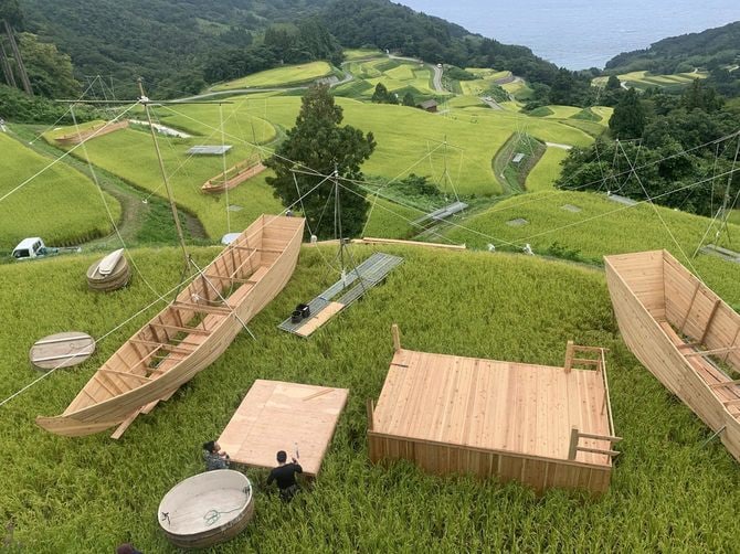 撮影のため棚田にセットを組み立てる様子