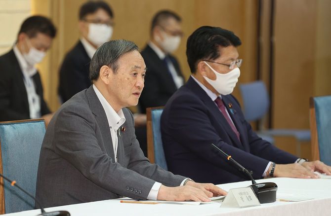 デジタル改革関係閣僚会議で発言する菅義偉首相（左）。右は平井卓也デジタル改革担当相＝2020年9月23日、首相官邸