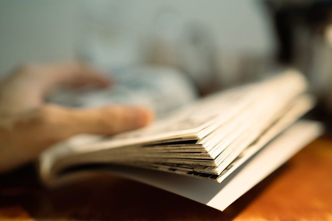 マンガを読む人の手元