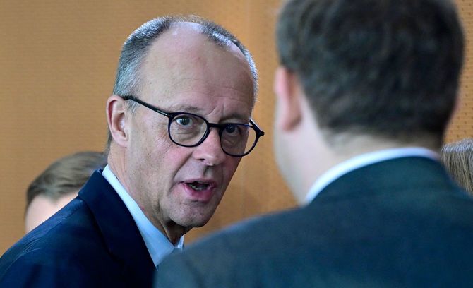 2026年1月7日、ベルリンの首相官邸で、フリードリッヒ・メルツ首相が閣議に出席するため到着し、閣僚たちに挨拶している。