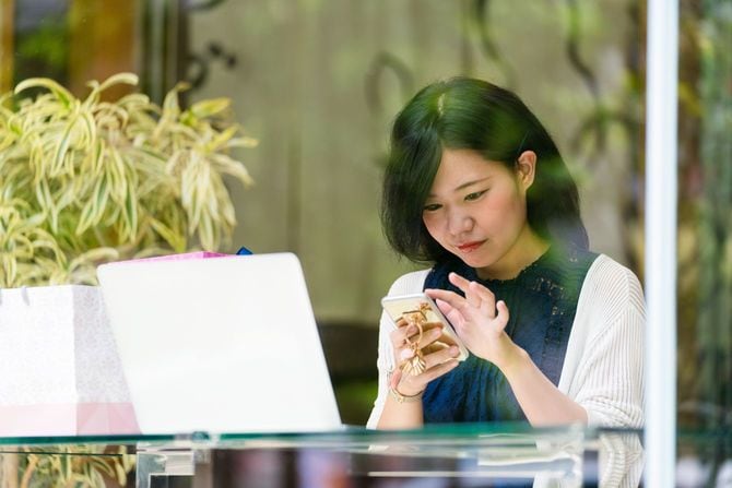 スマートフォンを使用する女性