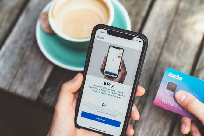 iPhoneのウォレットにカードを登録中