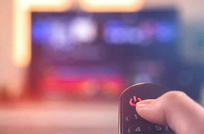 テレビをオフにする手元