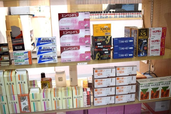 店内の棚には、頭や歯の痛みに効く鎮痛剤「ロキソニン」、二日酔いや口内炎向けの漢方薬「黄連解毒丸」などが並ぶ