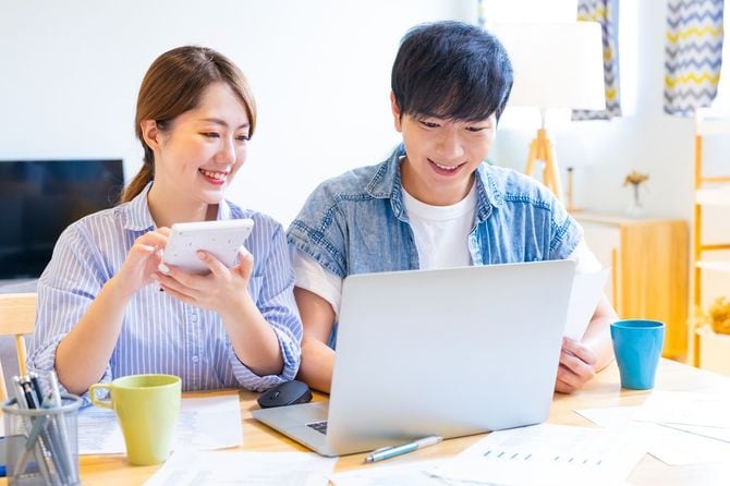 家庭で財政について話し合う夫婦