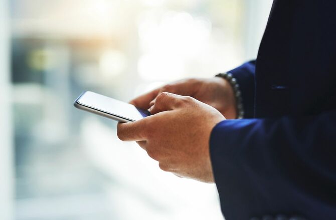 携帯電話を使用するビジネスマン