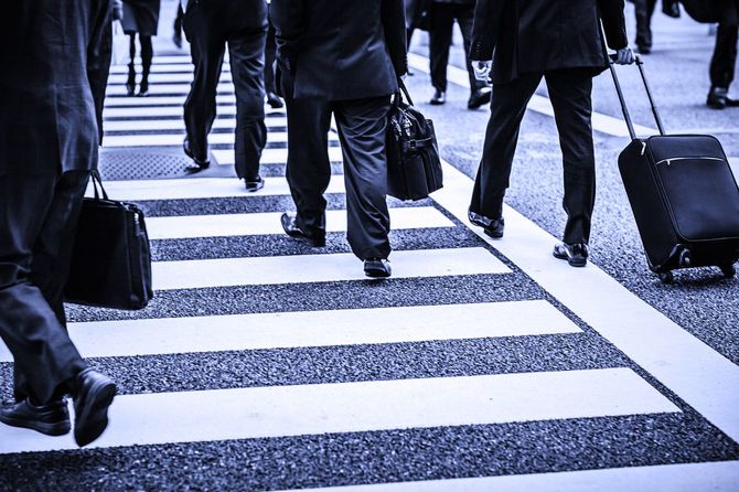 横断歩道を歩く通勤者