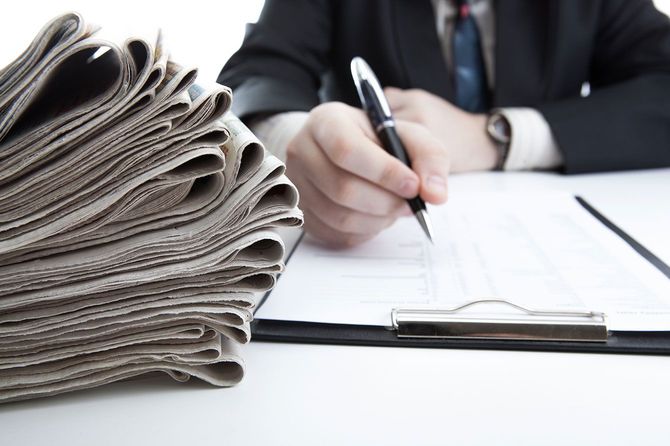 文書をチェックする人