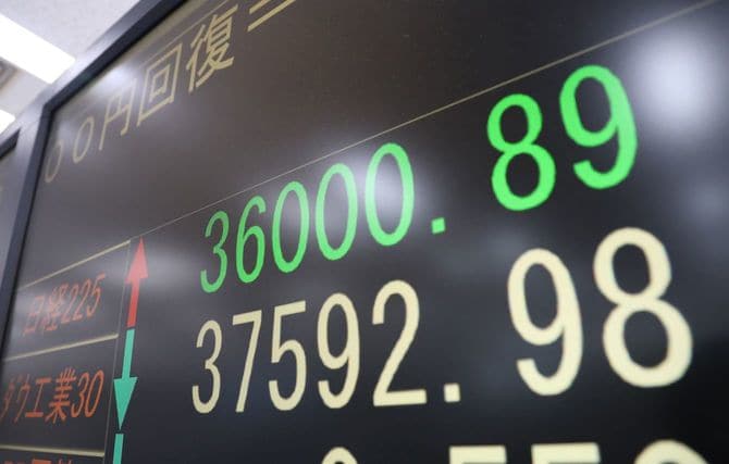 約34年ぶりに3万6000円を付けた日経平均株価を示すモニター＝2024年1月15日午後、東京都中央区
