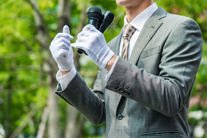街頭演説を行う候補者のイメージ