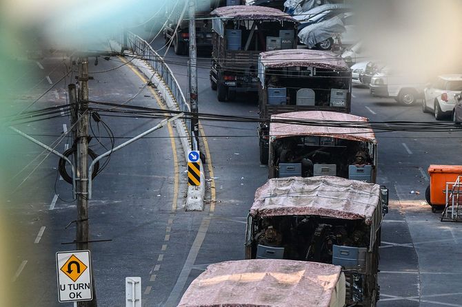 デモ隊を取り締まる治安部隊の兵士を乗せたトラック=2021年2月28日、ヤンゴン市