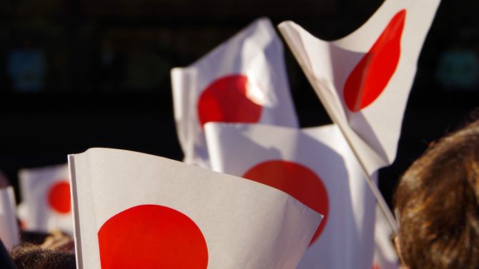 お祝いで旗を振る人々